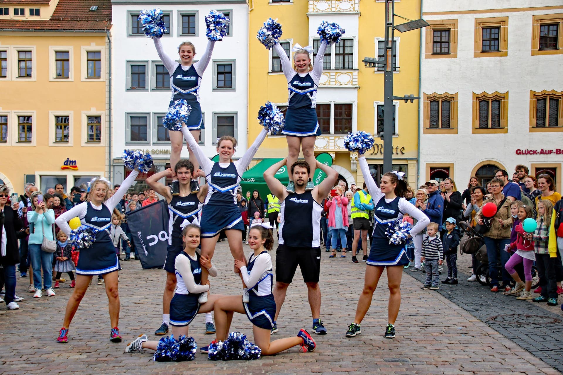 Mittsommerlauf - Menschen laufen gemeinsam durch die beleuchtete Altstadt
